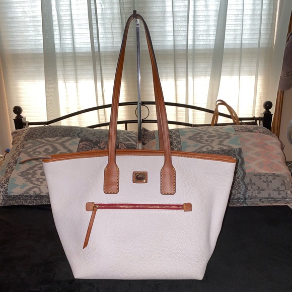 Dooney & Bourke Handbags - 💫HP💫**LOOK** Dooney and Bourke Tote
